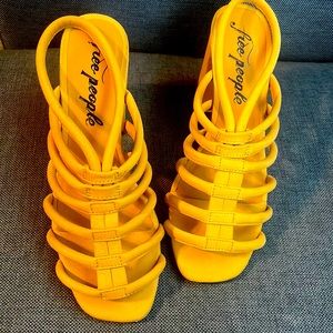 Free People Colette Sandal in mustard yellow 👡